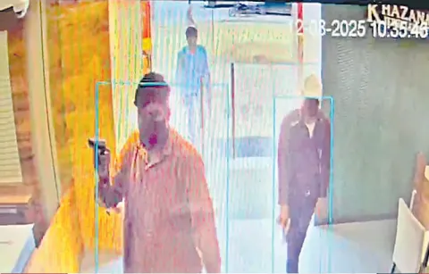 SOT arrests one person in Pune in Khajana Jewelry Showroom incident