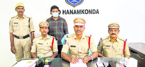 క్రెడిట్‌ కార్డుల కమీషన్‌ పేరుతో డబ్బులు స్వాహా..