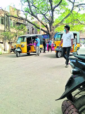 ఆటోలే దిక్కు.. 
