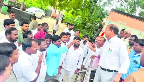 వార్డు ఆఫీస్‌పై ఎగరని జెండా