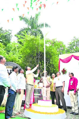 లక్ష్య సాధనలో ముందుండాలి 
