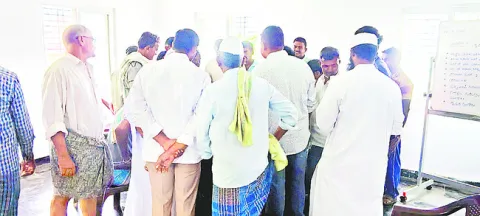 యూరియా 3 బస్తాలిస్తే ఎలా? 