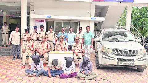నలుగురు గంజాయి స్మగ్లర్ల అరెస్ట్‌