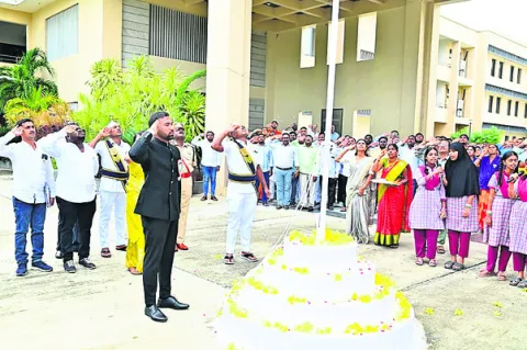 కలెక్టర్‌ పతాకావిష్కరణ
