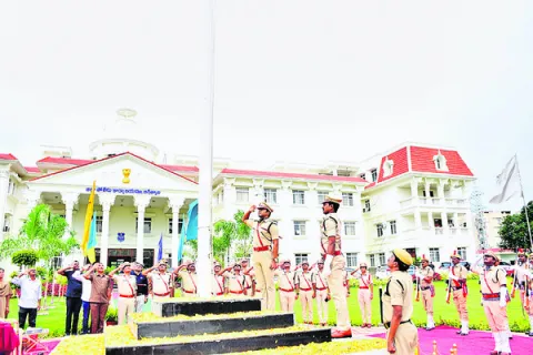 త్యాగధనులతోనే దేశానికి స్వేచ్ఛ