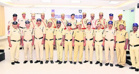 విశేష సేవలకు ప్రతిష్టాత్మక పతకాలు