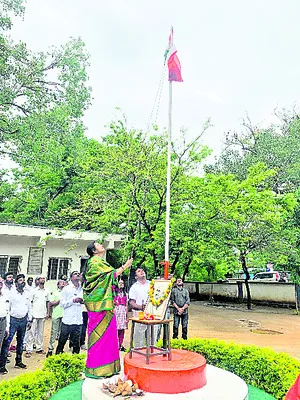 సమరయోధుల అడుగుజాడల్లో నడవాలి
