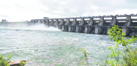 మూడు గేట్లు ఎత్తి నీటి విడుదల 