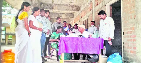 పరిసరాల పరిశుభ్రత పాటించాలి 