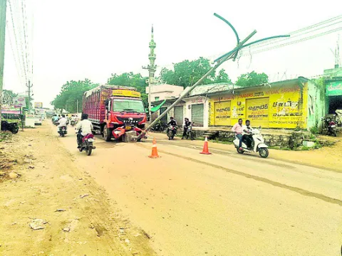 విద్యుత్‌ స్తంభాన్ని   ఢీకొట్టిన వ్యాన్‌
