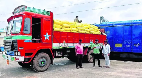 ఉమ్మడి జిల్లాకు 2,638 మెట్రిక్‌ టన్నుల యూరియా
