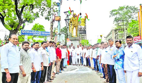మహనీయుల త్యాగఫలమే స్వాతంత్య్రం 