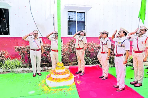 మహనీయుల త్యాగాలు స్మరించుకోవాలి 