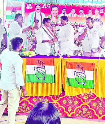 పథకాలకు ఆకర్షితులై కాంగ్రెస్‌లో చేరిక