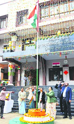 త్యాగధనుల జీవితం ఆదర్శనీయం 