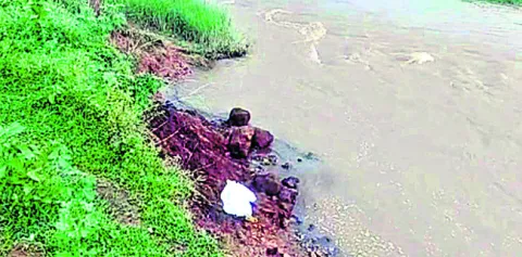 మట్టి చరియలు పడి బాలుని మృతి 
