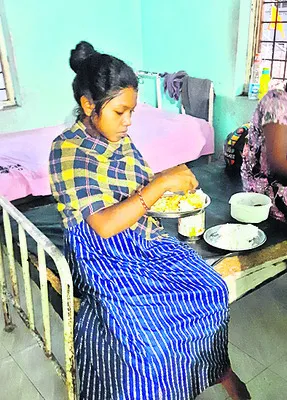ఆస్పత్రికి రానంటూ గర్భిణి ముప్పుతిప్పలు
