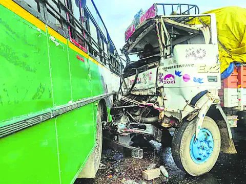 ఆర్టీసీ బస్సును ఢీ కొట్టిన లారీ 