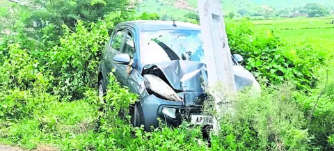 త్రుటిలో తప్పిన  పెను ప్రమాదం 