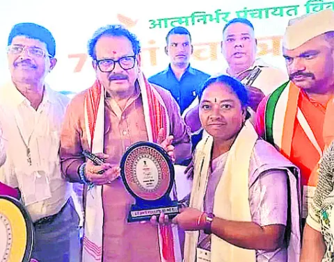 రాజవొమ్మంగి సర్పంచ్‌ ఉత్తమ సేవలకు గుర్తింపు
