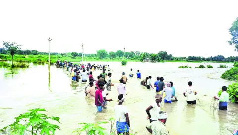 వాగు హోరు.. వేట జోరు!