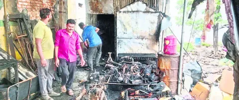 విద్యుత్‌ షార్ట్‌ సర్క్యూట్‌తో దుకాణం దగ్ధం