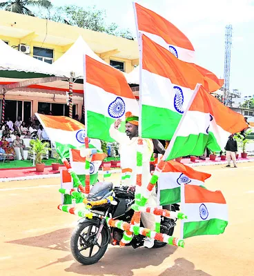 దేశభక్తిని చాటిన ప్రదర్శనలు
