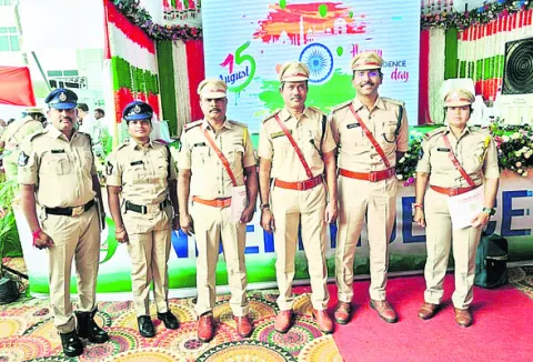 ఎకై ్సజ్‌ అధికారులకు ప్రశంసాపత్రాలు