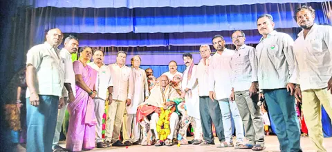 రంగస్థల కళాకారుడికి సన్మానం 