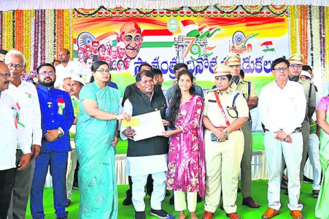టెన్త్‌ జిల్లా టాపర్లకు నగదు ప్రోత్సాహం
