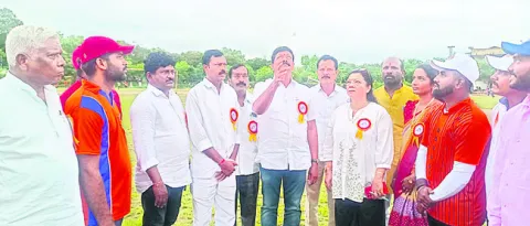 క్రీడాస్ఫూర్తి ప్రదర్శించాలి