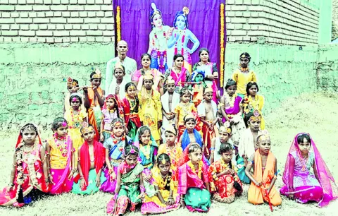 శ్రీకృష్ణ ఆదర్శాలు అనుసరణీయం 