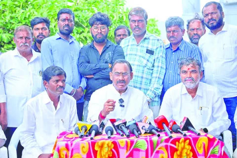 కాంట్రాక్టుల కోసమే రాజీనామా డ్రామా