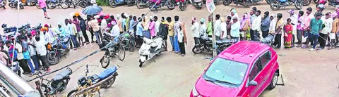 యూరియా తిప్పలు.. క్యూలో రైతులు 
