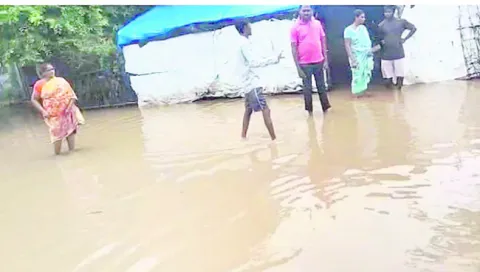 లోతట్టు ప్రాంతాలు జలమయం
