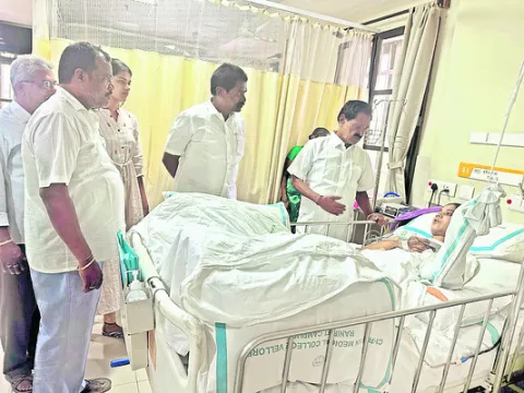 బాధితులకు పరామర్శ 

