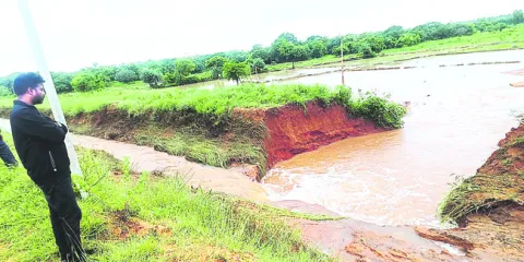 పంట కాల్వకు గండి