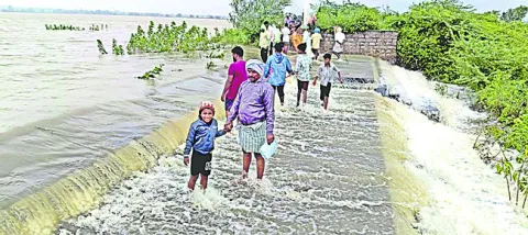 అలుగులు పారిన చెరువులు