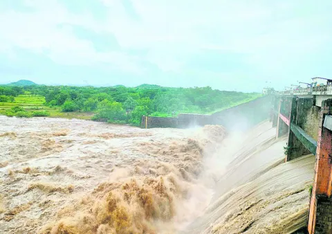 కడెంకు పొటెత్తిన వరద 