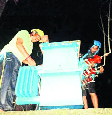 జోరువానలో మూడుగంటలు శ్రమించి..