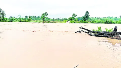 జలదిగ్బంధంలో  పడిగాపూర్‌, ఎల్బాక
