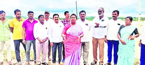 పంట నష్టపోయిన రైతులను ఆదుకోవాలి