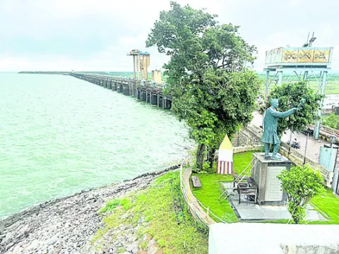ఎస్సారెస్పీకి పోటెత్తిన వరద