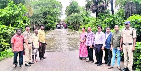 నర్సంపేట–నెక్కొండ దారిలో నిలిచిన రాకపోకలు