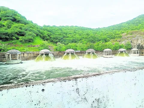 కొనసాగుతున్న ఎత్తిపోతలు