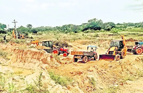 చెరువులో మట్టి తరలింపుపై కలెక్టర్‌, ఎస్పీ సీరియస్‌ 
