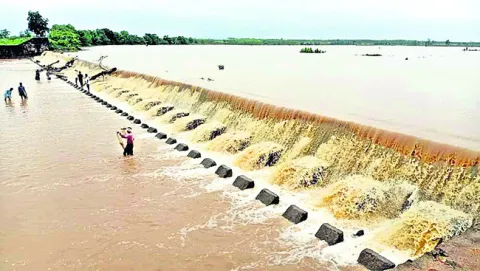భారీ వర్షాలకు పొంగిన వాగులు