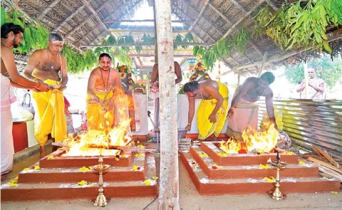 Farmer Subbaraju is making Agnihotra pidakas in a unique way