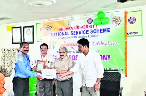 తాతయ్యనాయుడుకు ఉత్తమ అవార్డు 