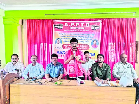 ‘వ్యాపారులకు ఆర్టీసీ స్థలాలు ధారాదత్తం’ 